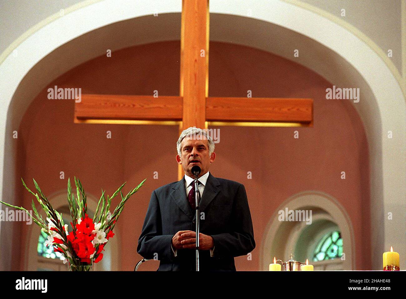 Warszawa, 12.08.2001. Premier Jerzy Buzek w czasie niedzielnego nabo¿eñstwa w warszawskim koœciele ewangelicko-augsburskim pw. Wniebowst¹pienia Pañskiego, z okazji przypadaj¹cego 15 sieprnia Œwiêta Wojska Polskiego. (mr) PAP/Radek Pietruszka     Warsaw, 12.08.2001. Polish PM Jerzy Buzek during the holly mass at the Evangelical Church of the Augsburg Confession in Warsaw, ahead of the Polish Army Day to be celebrated on August, 15. (mr) PAP/Radek Pietruszka Stock Photo