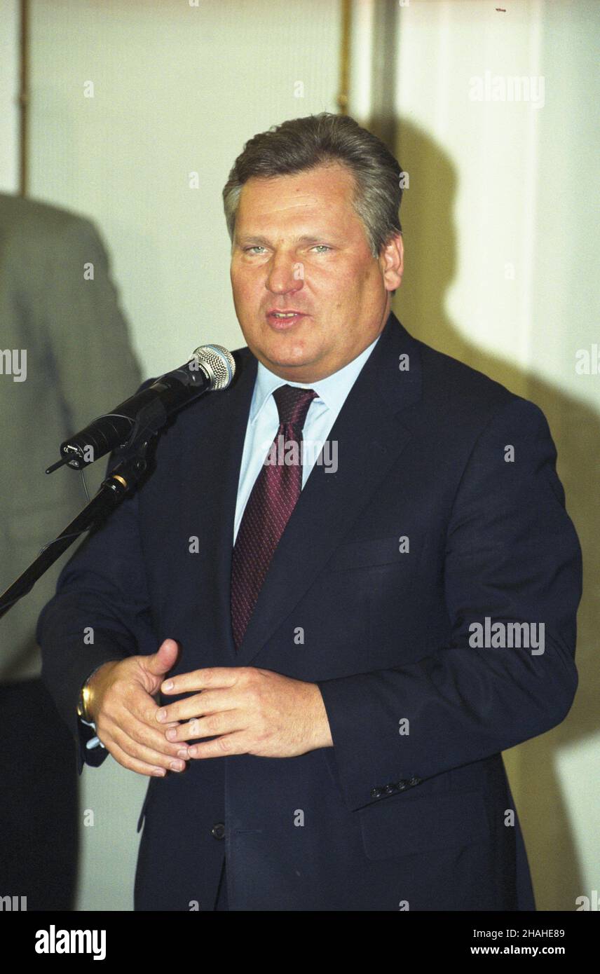Warszawa 14.03.2002. Szesnaste posiedzenie Sejmu RP IV kadencji poœwiêcone omówieniu podstawowych kierunków polityki zagranicznej RP. Nz. wypowiedŸ dla prasy prezydenta RP Aleksandra Kwaœniewskiego. uu PAP/Grzegorz Rogiñski Warsaw 14 March 2002. Poland's Sejm (lower house of parliament) in session to debate Poland's foreign policy. Pictured: Poland's President Aleksander Kwasniewski speaks to journalists. uu PAP/Grzegorz Roginski Stock Photo