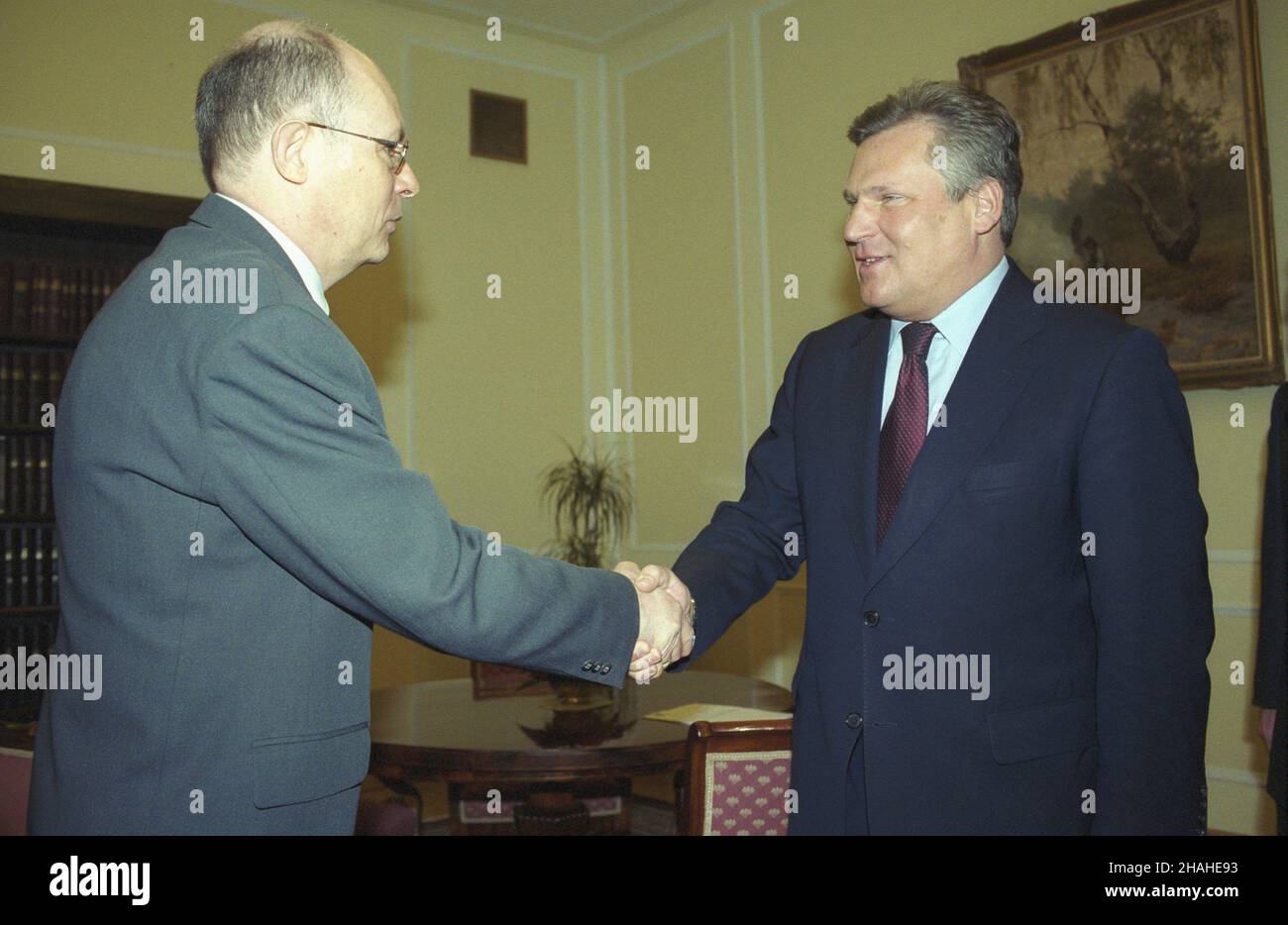 Warszawa 14.03.2002. Szesnaste posiedzenie Sejmu RP IV kadencji poœwiêcone omówieniu podstawowych kierunków polityki zagranicznej RP. Nz. marsza³ek Sejmu Marek Borowski (L) i prezydent RP Aleksander Kwaœniewski (P). uu PAP/Grzegorz Rogiñski Warsaw 14 March 2002. Poland's Sejm (lower house of parliament) in session to debate Poland's foreign policy. Pictured: Sejm Speaker Marek Borowski (L) and Poland's President Aleksander Kwasniewski (R). uu PAP/Grzegorz Roginski Stock Photo