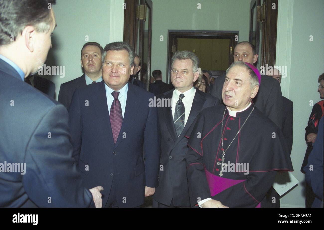 Warszawa 14.03.2002. Szesnaste posiedzenie Sejmu RP IV kadencji poœwiêcone omówieniu podstawowych kierunków polityki zagranicznej RP. Nz. prezydent RP Aleksander Kwaœniewski (2L), szef Kancelarii Sejmu RP Krzysztof Czeszejko-Sochacki (C), nuncjusz apostolski biskup Józef Kowalczyk (P). uu PAP/Grzegorz Rogiñski Warsaw 14 March 2002. Poland's Sejm (lower house of parliament) in session to debate Poland's foreign policy. Pictured: Poland's President Aleksander Kwasniewski (2L), head of the Sejm Chancellery Krzysztof Czeszejko-Sochacki (C), Apostolic Nuncio Bishop Jozef Kowalczyk (R). uu Stock Photo