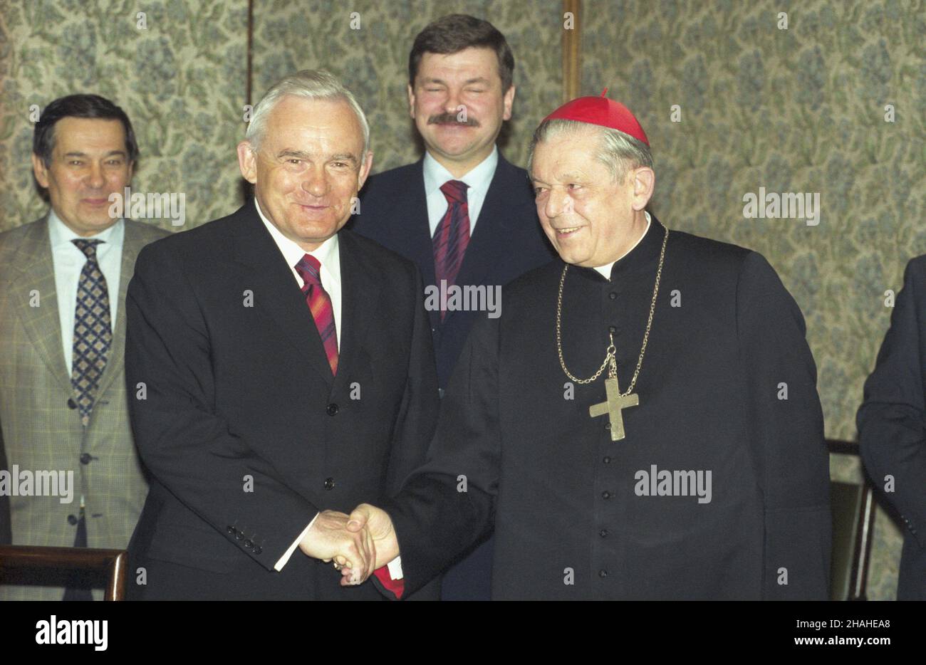 Warszawa 18.03.2002. Siedziba Urzêdy Rady Ministrów w Al. Ujazdowskich. Inauguracyjne posiedzenie Komisji Wspólnej Rz¹du i Episkopatu w nowym sk³adzie z udzia³em premiera RP Leszka Millera i prymasa Polski kardyna³a Józefa Glempa. Nz. od lewej: szef Kancelarii Premiera Marek Wagner, premier Miller, wspó³przewodnicz¹cy Komisji, wicepremier i minister rolnictwa Jaros³aw Kalinowski, kardyna³ Glemp. uu  PAP/Grzegorz Rogiñski         Warsaw 18 March 2002. The seat of the Office of the Council of Ministers on Ujazdowskie Avenue. An inaugural sitting of the Government and Episcopate Joint Commission Stock Photo