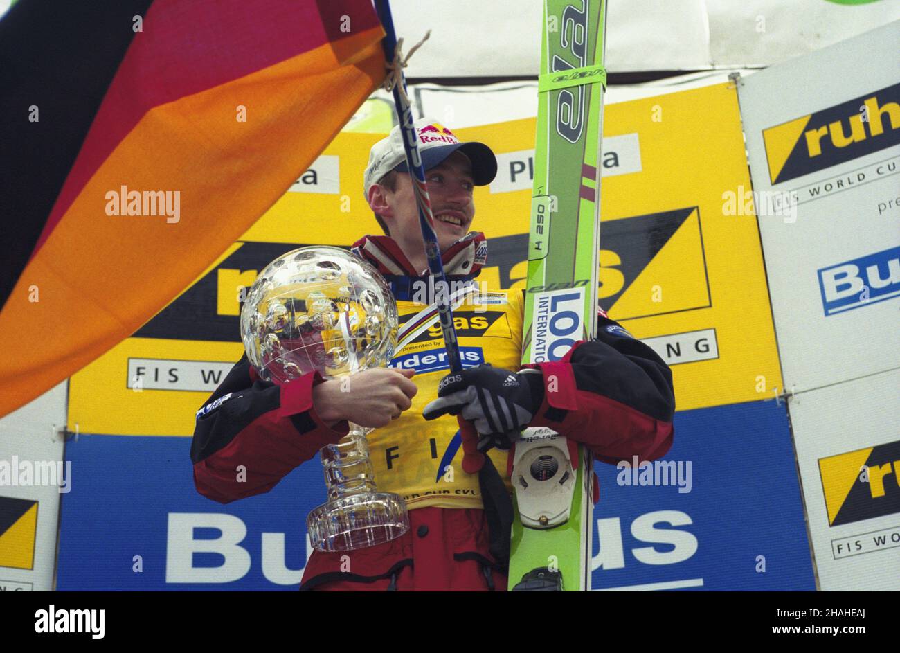 S³owacja Planica 24.03.2002. Fina³ Pucharu Œwiata w Skokach Narciarskich. Nz. na podium zdobywca pucharu Adam Ma³ysz (Polska) z kryszta³ow¹ kul¹. uu  PAP/Grzegorz Rogiñski         Slovakia Planica 24 March 2002. World Cup Ski Jumping Final. Pictured: on the podium Cup winner Adam Malysz (Poland) with a Crystal Ball.  uu  PAP/Grzegorz Roginski Stock Photo