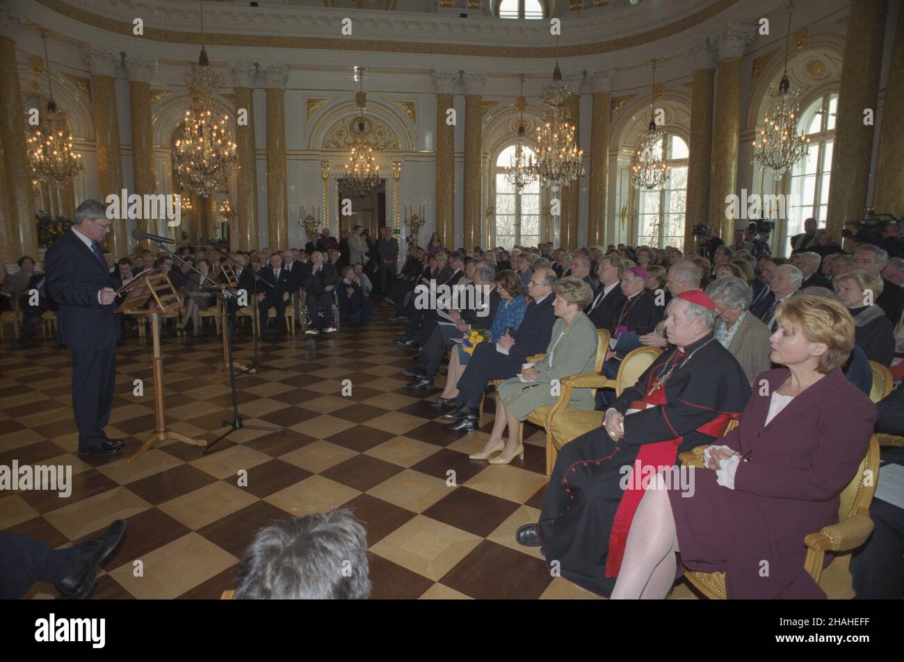 Warszawa 08.04.2002. Wizyta pary królewskiej Szwecji Karola XVI Gustawa i królowej Sylwii w Polsce. Otwarcie wystawy Orze³ i Trzy Korony na Zamku Królewskim poœwiêconej stosunkom polsko-szwedzkim od XVI do XVIII wieku. Nz. przemawia minister kultury Andrzej Celiñski, na pierwszym planie szef Kancelarii Prezydenta RP Jolanta Szymanek-Deresz i Prymas Polski kardyna³ Józef Glemp.  uu  PAP/Grzegorz Rogiñski       Warsaw 08 April 2002. The visit by the Swedish Royal Couple Carl XVI Gustaf and Queen Sylvia in Poland. The inauguration of the exhibition Eagle and Three Crowns at the Royal Castle devot Stock Photo