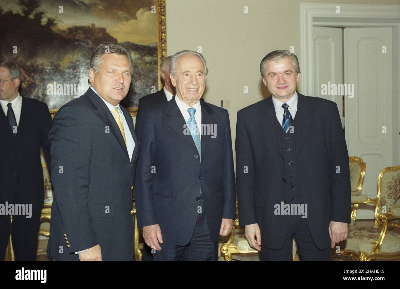 Warszawa 18.04.2002. Wizyta ministra spraw zagranicznych Izraela Szymona Peresa w Polsce. Spotkanie z prezydentem RP Aleksandrem Kwaœniewskim w Belwederze. Nz. od lewej: prezydent Kwaœniewski, minister Peres, minister spraw zagranicznych RP W³odzimierz Cimoszewicz. uu PAP/Grzegorz Rogiñski Warsaw 18 April 2002. The visit by Israeli Foreign Affairs Minister Shimon Peres to Poland. Meeting with Polish President Aleksander Kwasniewski at the Belvedere palace. Pictured from left: President Kwasniewski, Minister Peres, Polish Foreign Minister Wlodzimierz Cimoszewicz. uu PAP/Grzegorz Rogin Stock Photo