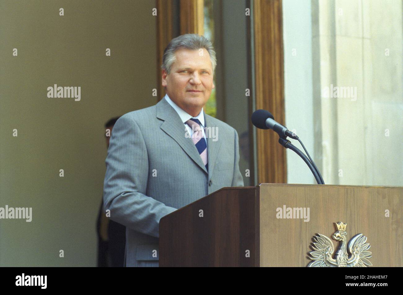 Warszawa 08.05.2002. Spotkanie zorganizowane na zaproszenie prezydenta RP Aleksandra Kwaœniewskiego (nz.) w ogrodach Pa³acu Prezydenckiego z okazji Dnia Europy. uu  PAP/Grzegorz Rogiñski       Warsaw 8 May 2002. A meeting organised on an invitation from Poland's President Aleksander Kwasniewski (pictured) in the gardens of the presidential palace on Europe Day.  uu  PAP/Grzegorz Roginski Stock Photo