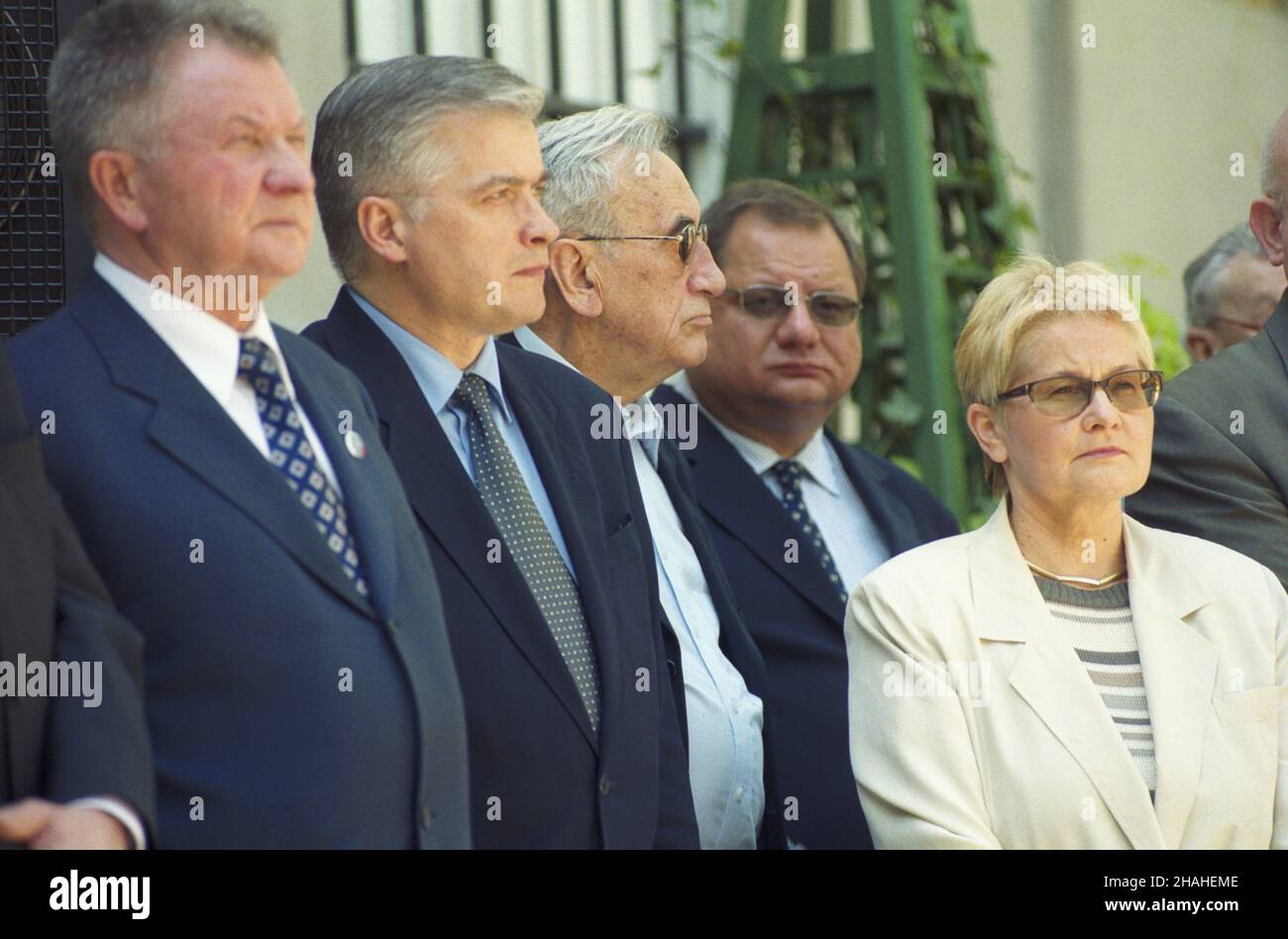 Warszawa 08.05.2002. Spotkanie zorganizowane na zaproszenie prezydenta RP Aleksandra Kwaœniewskiego w ogrodach Pa³acu Prezydenckiego z okazji Dnia Europy. Nz. od lewej: marsza³ek Senatu V kadencji Longin Pastusiak, minister spraw zagranicznych W³odzimierz Cimoszewicz, by³y premier Tadeusz Mazowiecki, przewodnicz¹cy Komisji Ustawodawczej Sejmu RP Ryszard Kalisz, minister w Kancelarii Prezydenta RP Barbara Labuda. uu  PAP/Grzegorz Rogiñski       Warsaw 8 May 2002. A meeting organised on an invitation from Poland's President Aleksander Kwasniewski in the gardens of the presidential palace on Euro Stock Photo