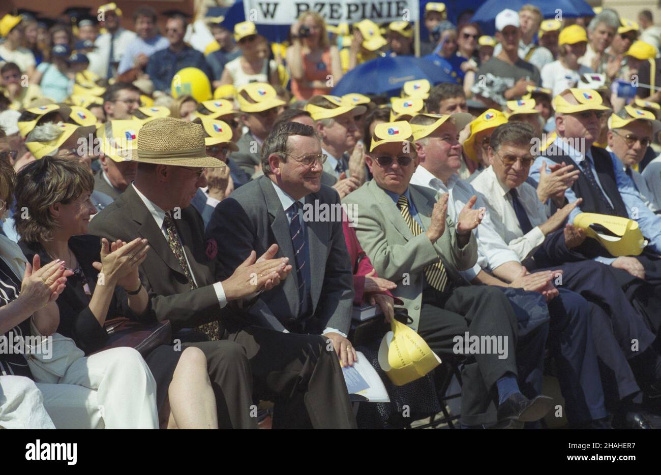 Warszawa 11.05.2002. IX Polskie Spotkania Europejskie. Uroczystoœæ wrêczenia Polskiej Nagrody Europejskiej - statuetki Roberta Schumana profesorowi Normanowi Davisowi na dziedziñcu Zamku Królewskiego. Nz. m.in. architekt Czes³aw Bielecki (2L), Norman Davis (3L), dyrektor Zamku Królewskiego w Warszawie Andrzej Rottermund (6L), pose³ na Sejm IV kadencji Józef Oleksy. uu  PAP/Grzegorz Rogiñski         Warsaw 11 May 2002. The 9th Polish European Meetings. A ceremony to present Polish European Award - a Rober Schuman statuette - to Professor Norman Davis in the courtyard of the Royal Castle. Pictur Stock Photo