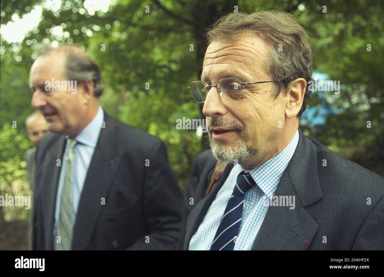 Polska 24.06.2002. Prezentacja lokalnych potraw tradycyjnych w gospodarstwie agroturystycznym Anny i Arkadiusza Oliszewskich Leœniczówka Pary¿ we wsi Rzy (gm. Sochocin). Goœæmi specjalnymi spotkania byli prezydent RP Aleksander Kwaœniewski oraz 15 ambasadorów pañstw Unii Europejskiej. Nz. ambasador Francji w Polsce Patrick Gautrat (P). uu  PAP/Grzegorz Rogiñski       Poland 24 June 2002. The presentation of tranditinal dishes at the agro-tourist farm Paryz (Paris) forestry owned by Anna and Arkadiusz Oliszewski in the village of Rzym (Rome) (Sochocin commune). Poland's President Aleksander Kwa Stock Photo