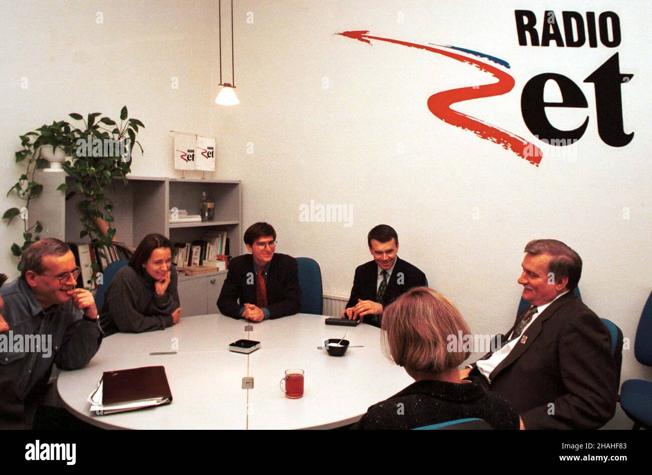 Warszawa, 11.03.1995. Prezydent Lech Wa³êsa (P) udzieli³ wywiadu w Radiu ZET. N/z: Lech Wa³êsa i dziennikarze: Janusz Weiss (L) i Krzysztof Skowroñski (3L). (kru) PAP/Maciej B. Brzozowski     Warsaw, 11.03.1995. President Lech Walesa (R) gave an interview to the Polish commercial Radio ZET. Pictured: Lech Walesa (R) and journalists Janusz Weiss (L) and Krzysztof Skowronski (3L). (kru) PAP/Maciej B. Brzozowski Stock Photo