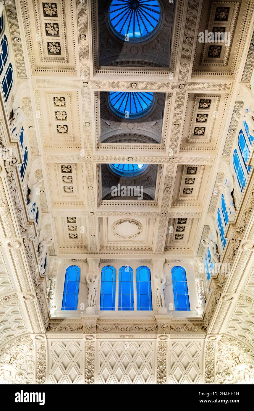 The ornate Grade 1 listed ceiling in the main gallery at the Fitzwilliam Museum in Cambridge, UK featuring o. The ceiling with its domed rooflights an Stock Photo