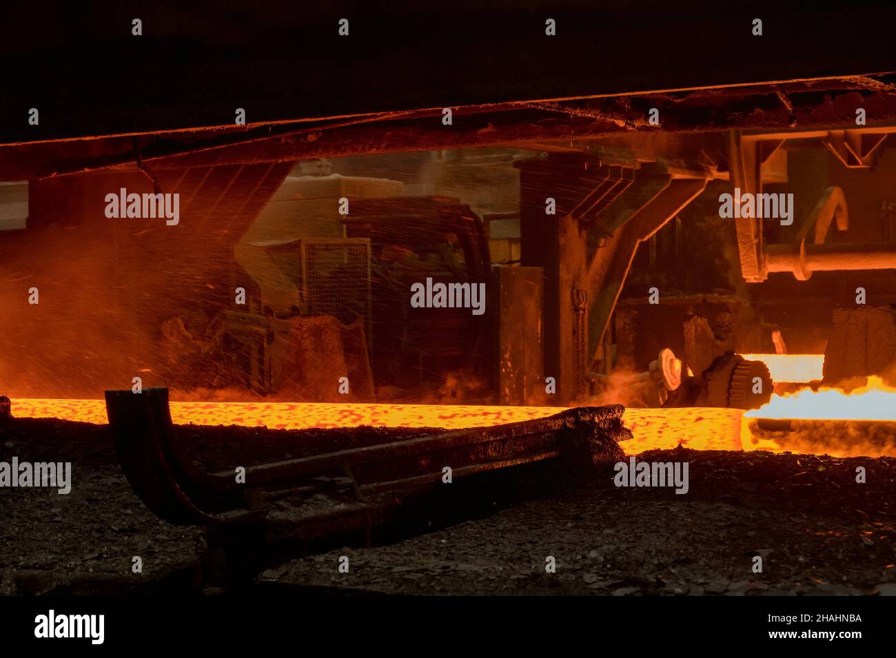 Process of making steel pipes under hot temperature of steelmaking