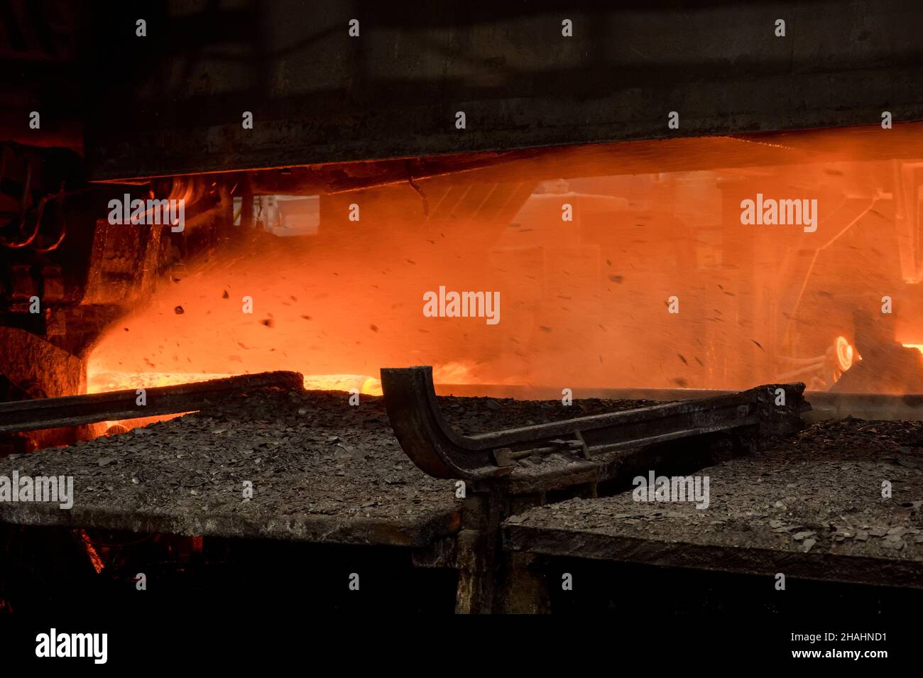 Process of making steel pipes under hot temperature of steelmaking