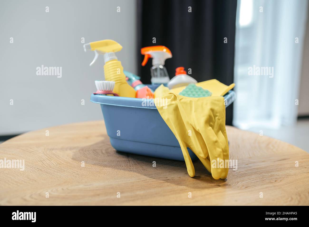Close up picture of cleaning stuff in a box Stock Photo - Alamy