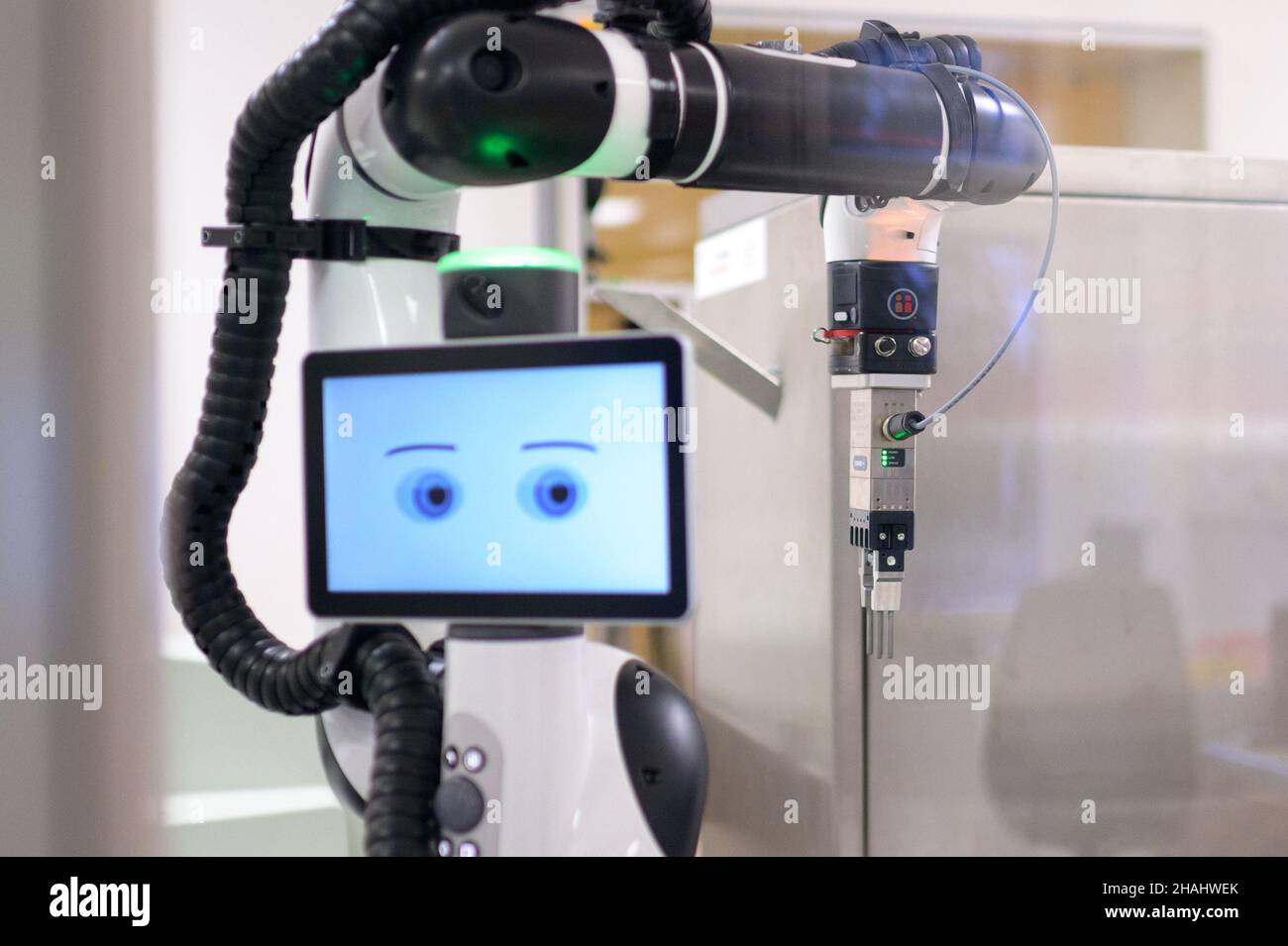 Bad Oldesloe, Germany. 13th Dec, 2021. A robot stands by in the laboratory.  The Asklepios Clinic in Bad Oldesloe has unveiled an autonomous laboratory  system that does almost without human employees. Instead
