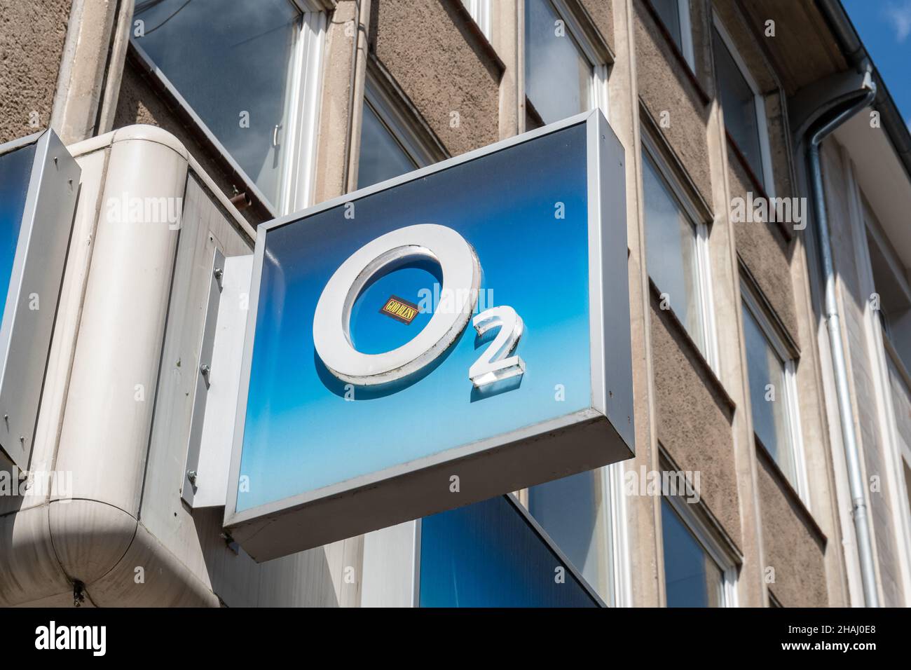 Firmenschild des Mobilfunkanbieters O2 an einer Hausfassade Stock Photo