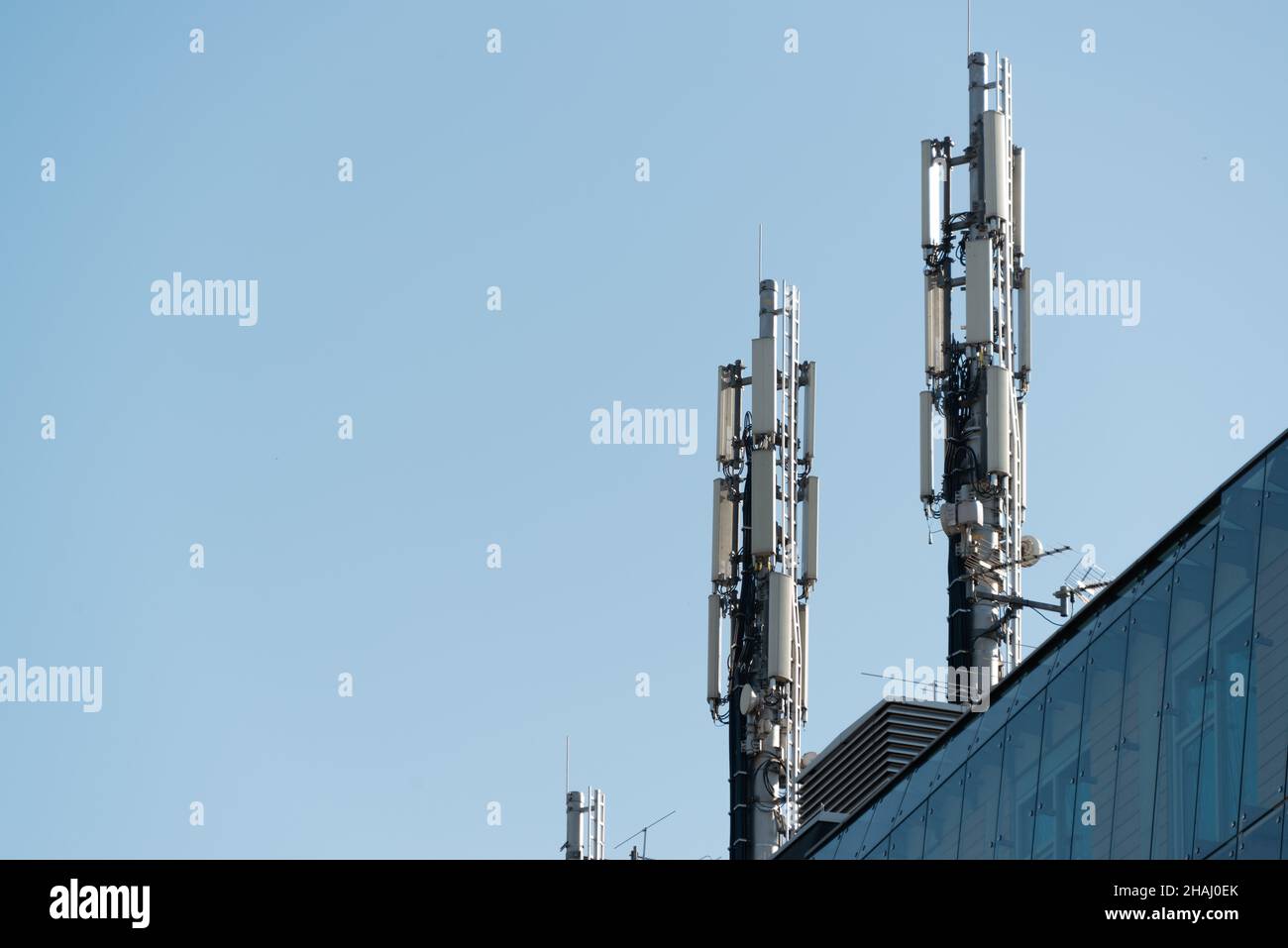 Moderne Funkmasten auf einem Gebäude für den schnellen Mobilfunkverkehr LTE und G5 Stock Photo