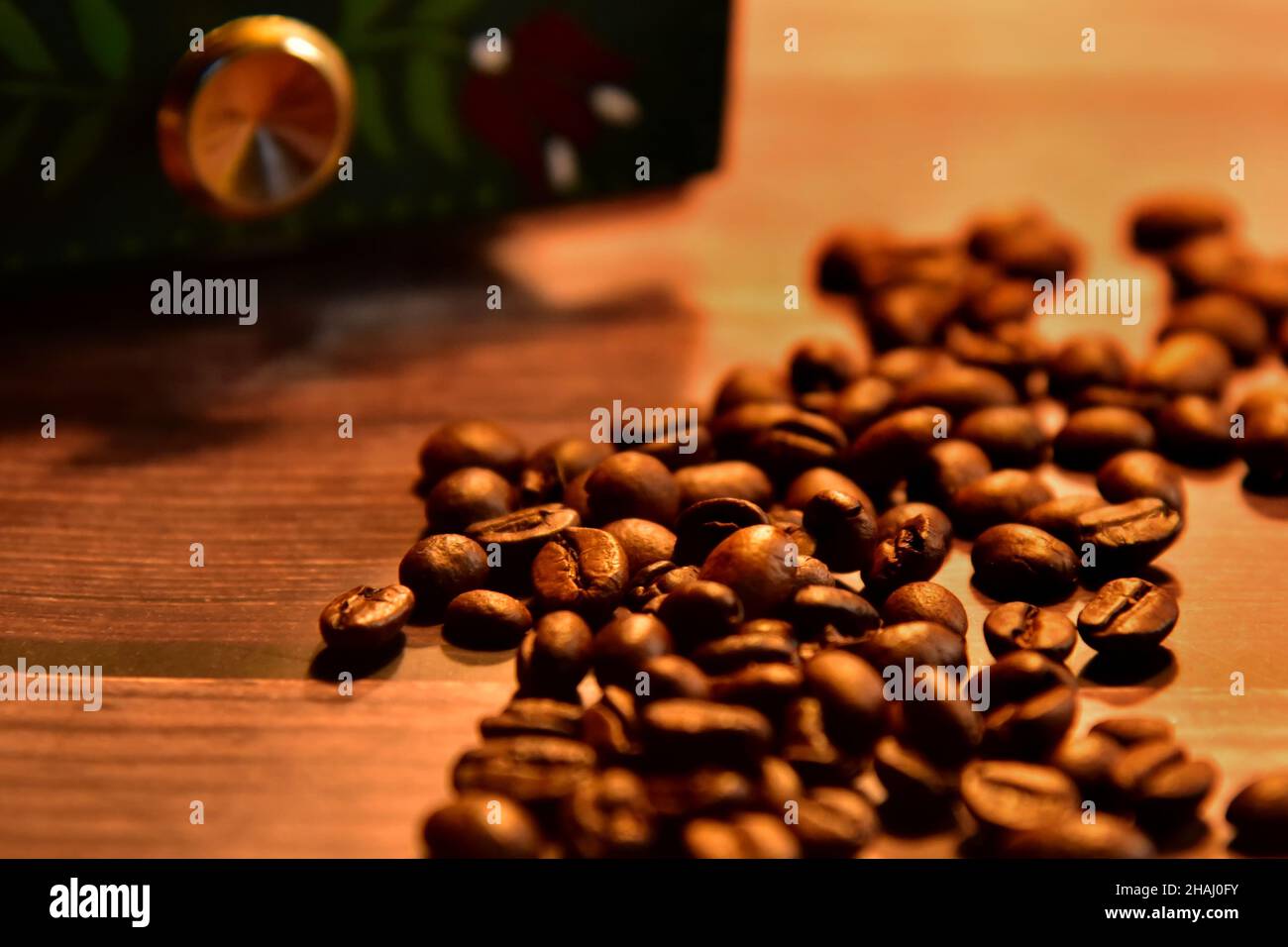 https://c8.alamy.com/comp/2HAJ0FY/vintage-coffee-concept-with-selective-focus-on-roasted-coffee-beans-and-old-coffee-grinder-in-the-background-2HAJ0FY.jpg