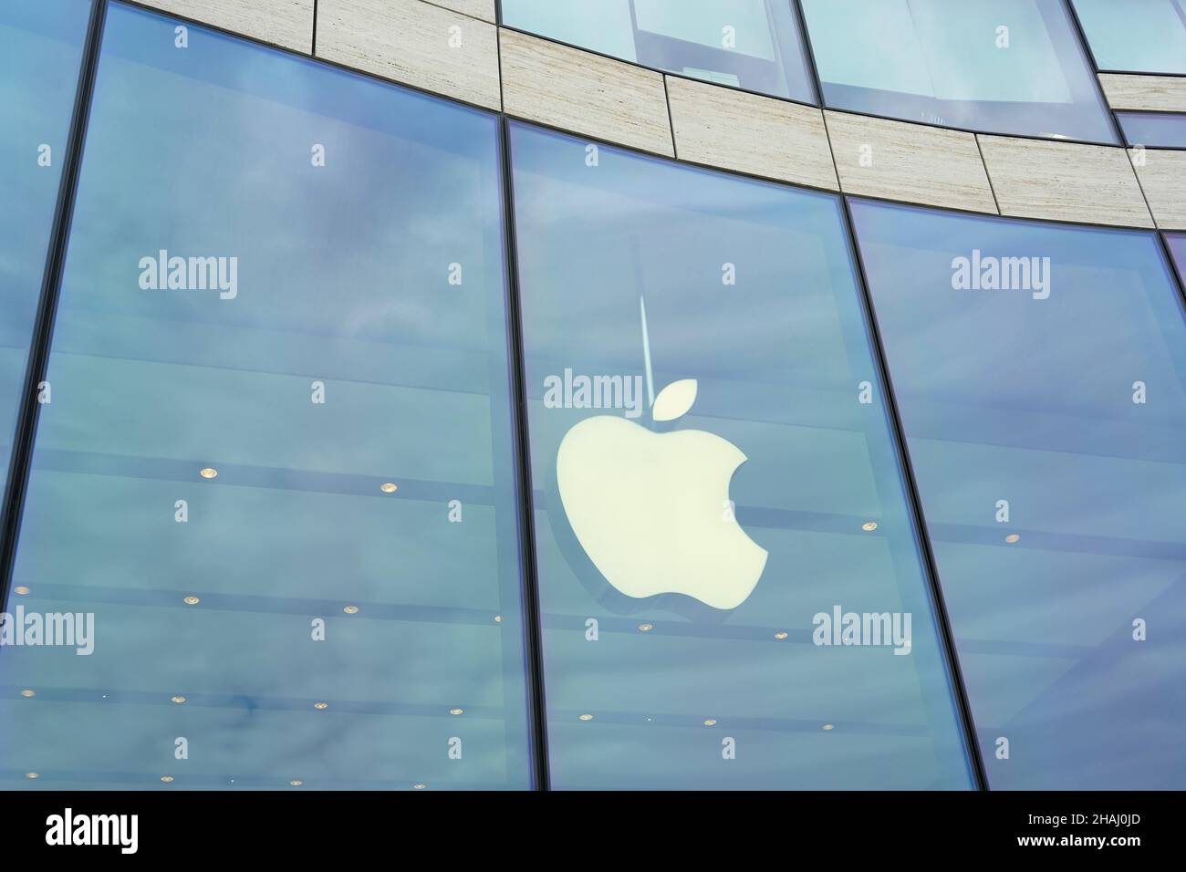 Exterior of an Apple store at Kö-Bogen in downtown Düsseldorf, Germany. Stock Photo