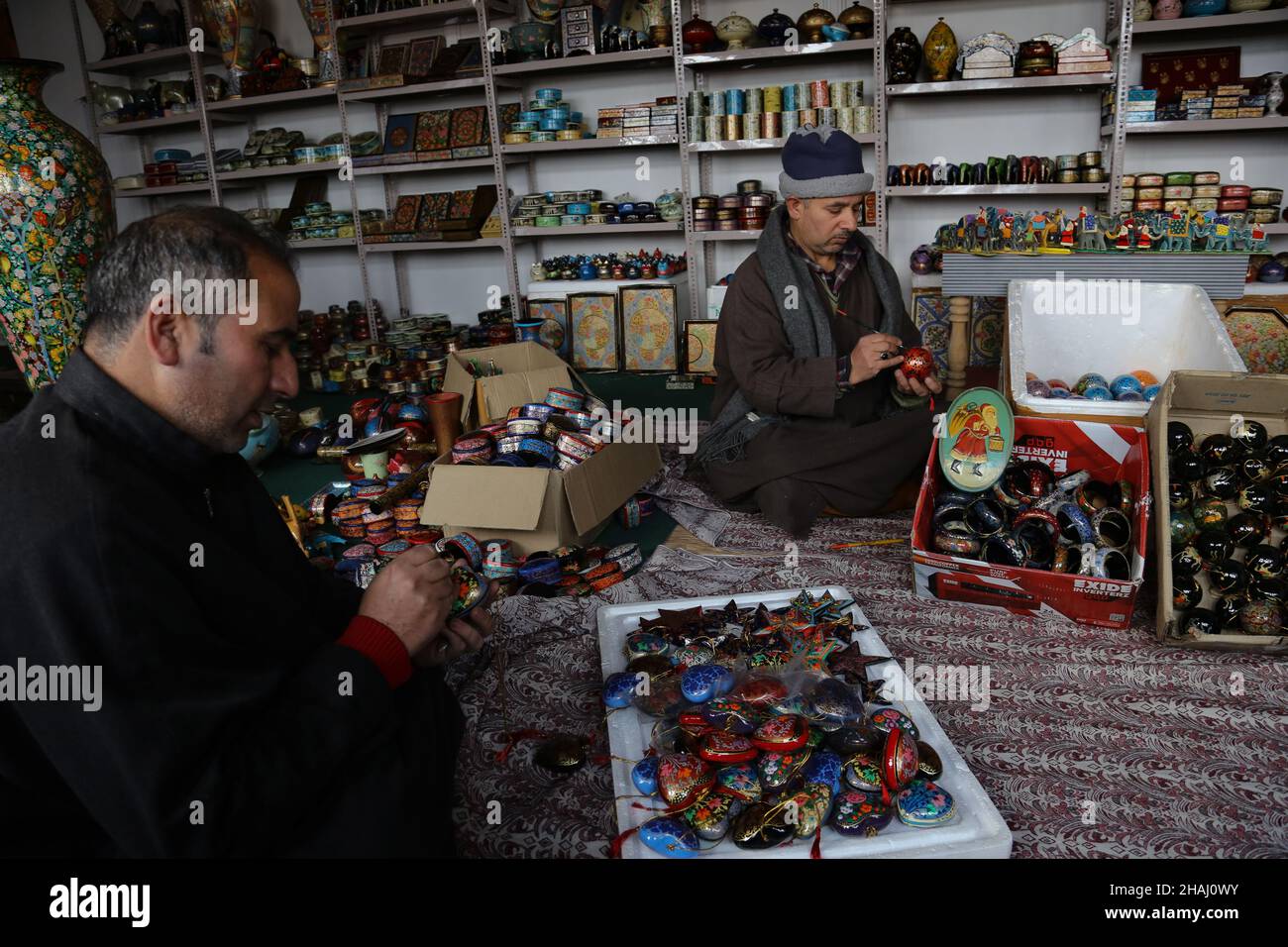 December 13, 2021, Srinagar, Jammu and Kashmir, India Kashmiri artisan