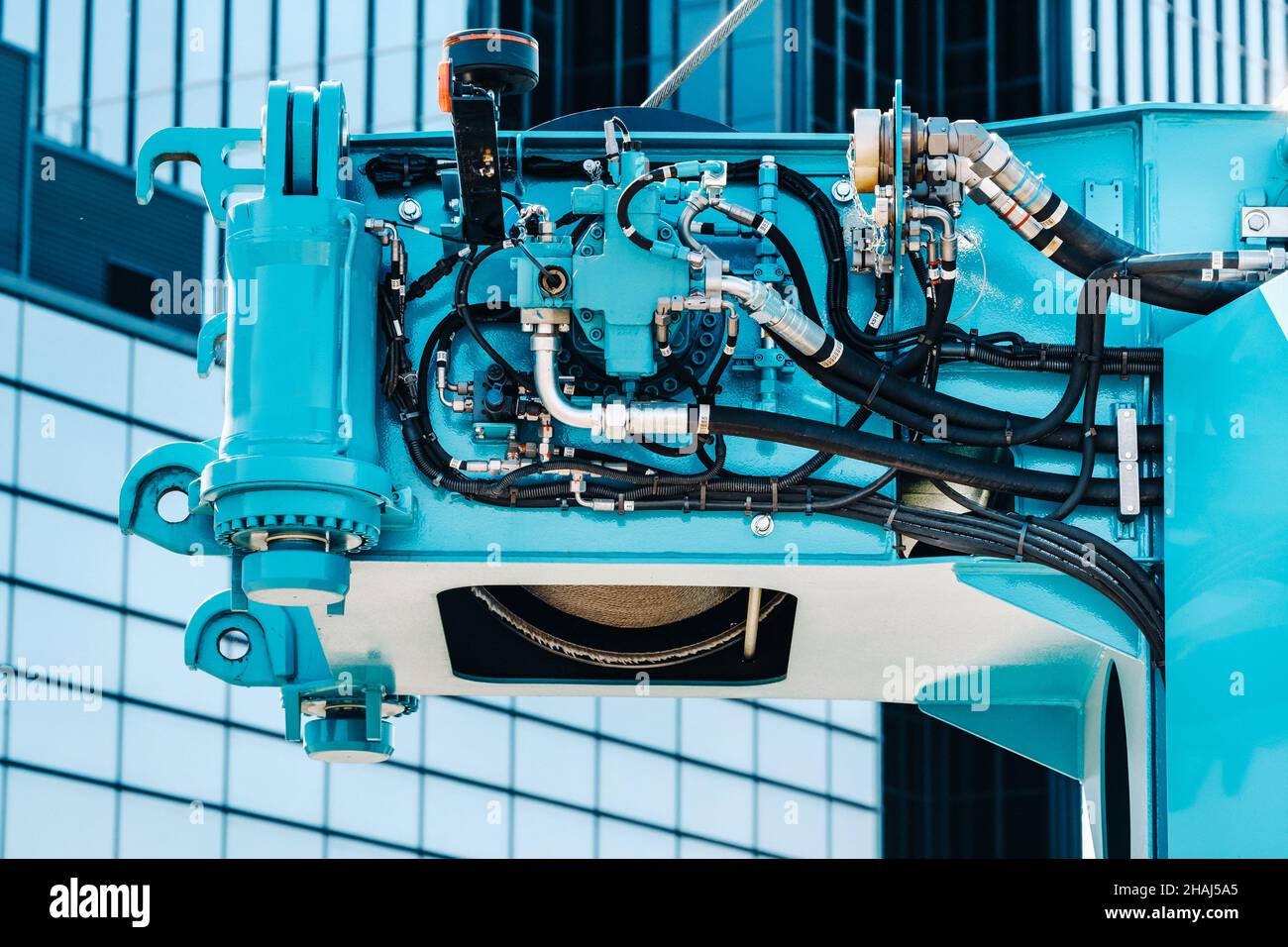 There are many hydraulic hoses and a hydraulic crane lifting control system.Crane engine control