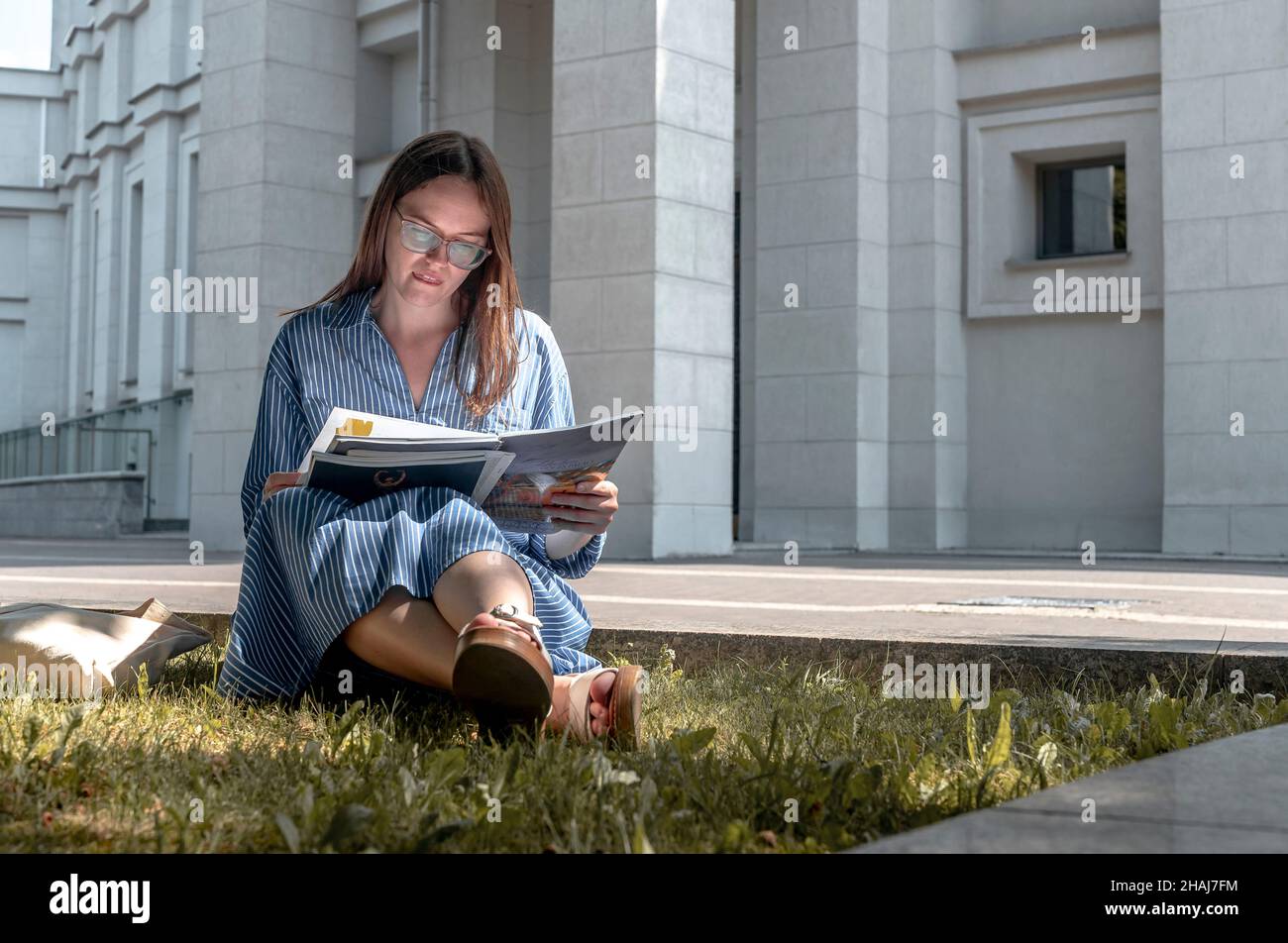 Onam yoyib uning qalin sonlari va uning ogli kordi uning tukli katta mushuk porno Porno kartalarda yoqolgan