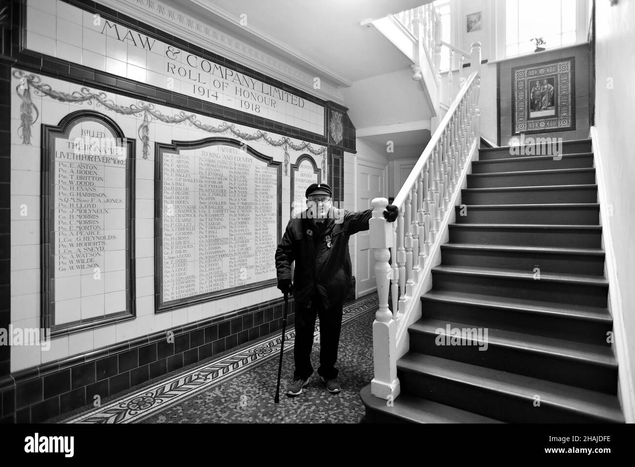 World War Two veteran Ron Miles with the historic Maw & Company Limited 'Roll of Honour' made in glazed tiles by the tile maker Stock Photo