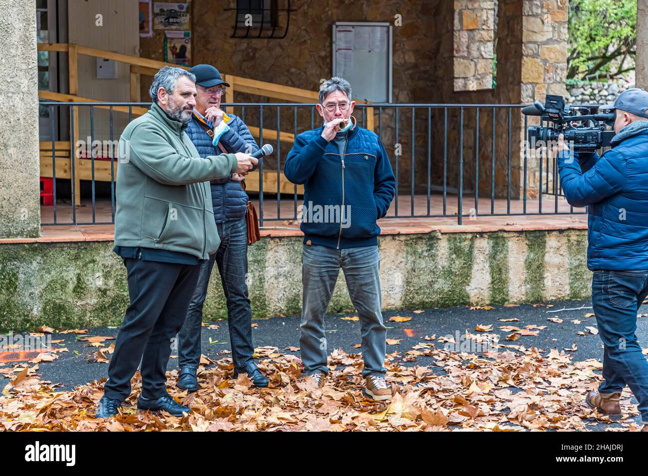 Truffle market in Aups: season opening on the first Thursday of December 2021 by Philippe De Santis in Aups, France. Philippe De Santis is the president of the truffle farmers syndicate Stock Photo