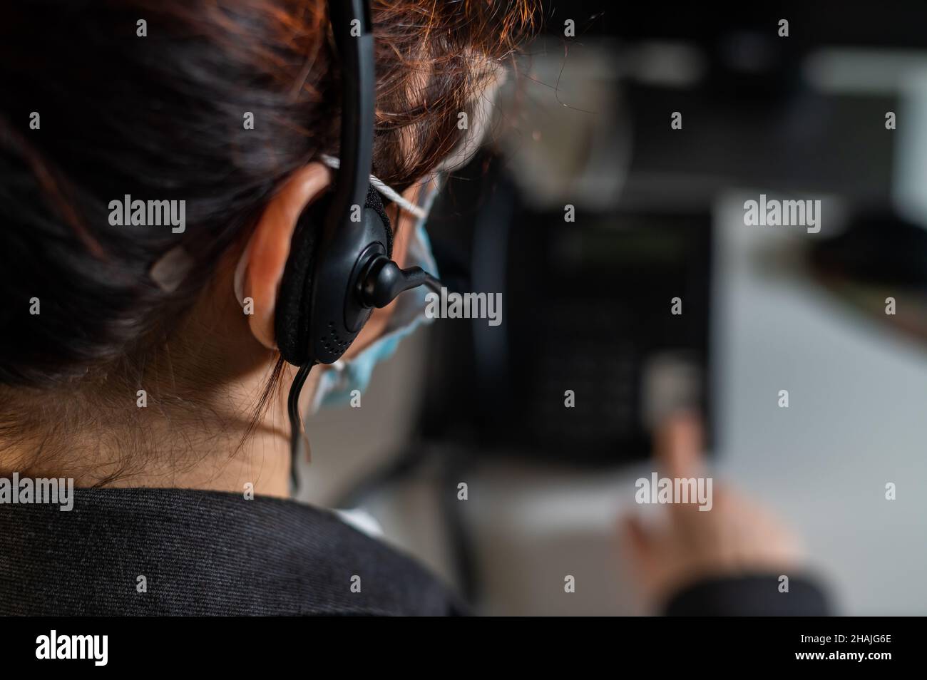 Call center agent with mask hi-res stock photography and images - Alamy