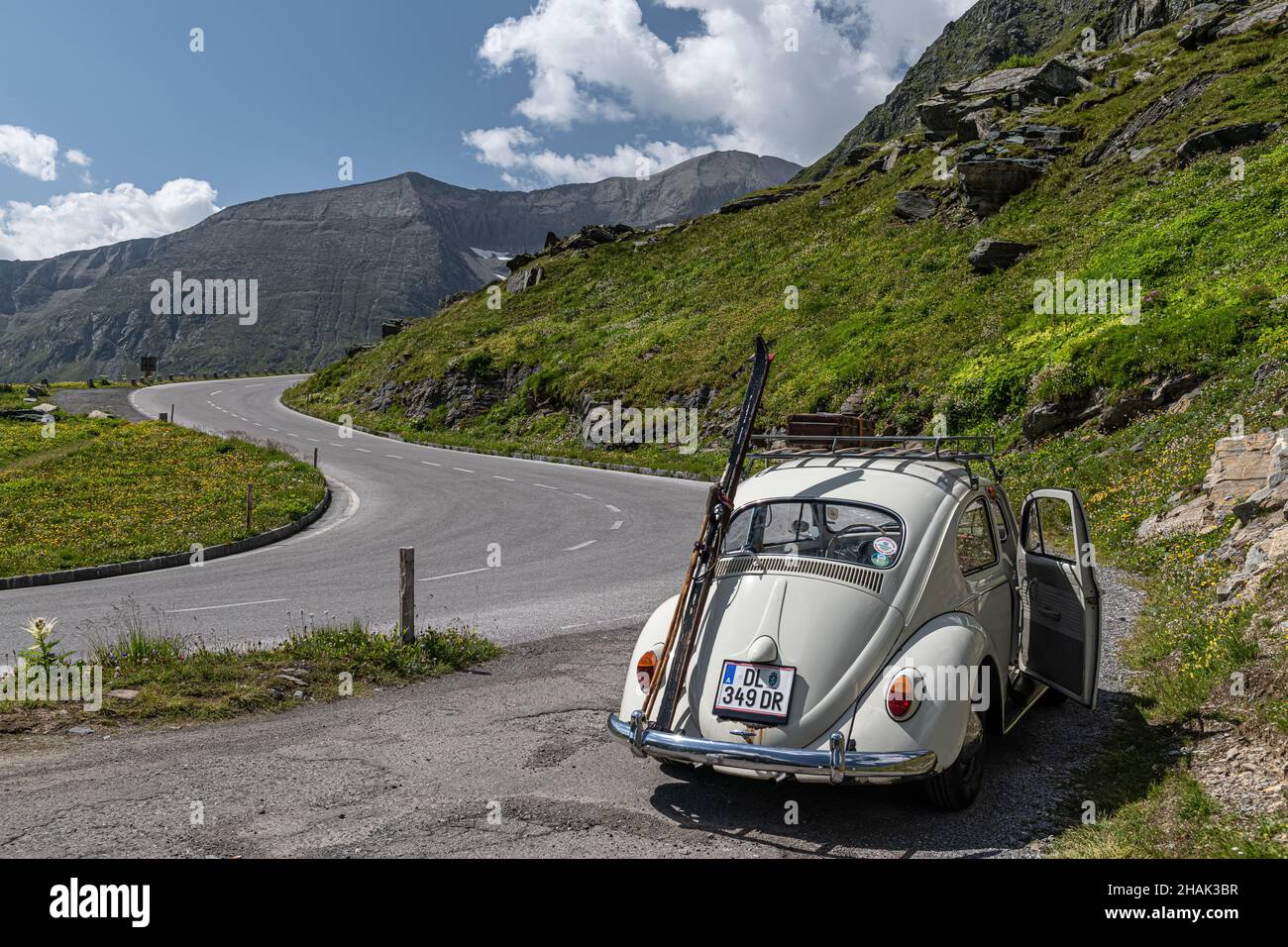 Auto Volkswagen-1300 'Beetle' at Grossglockner Hochalpenstrasse, with old suitcase and a pair of old wooden skier Stock Photo