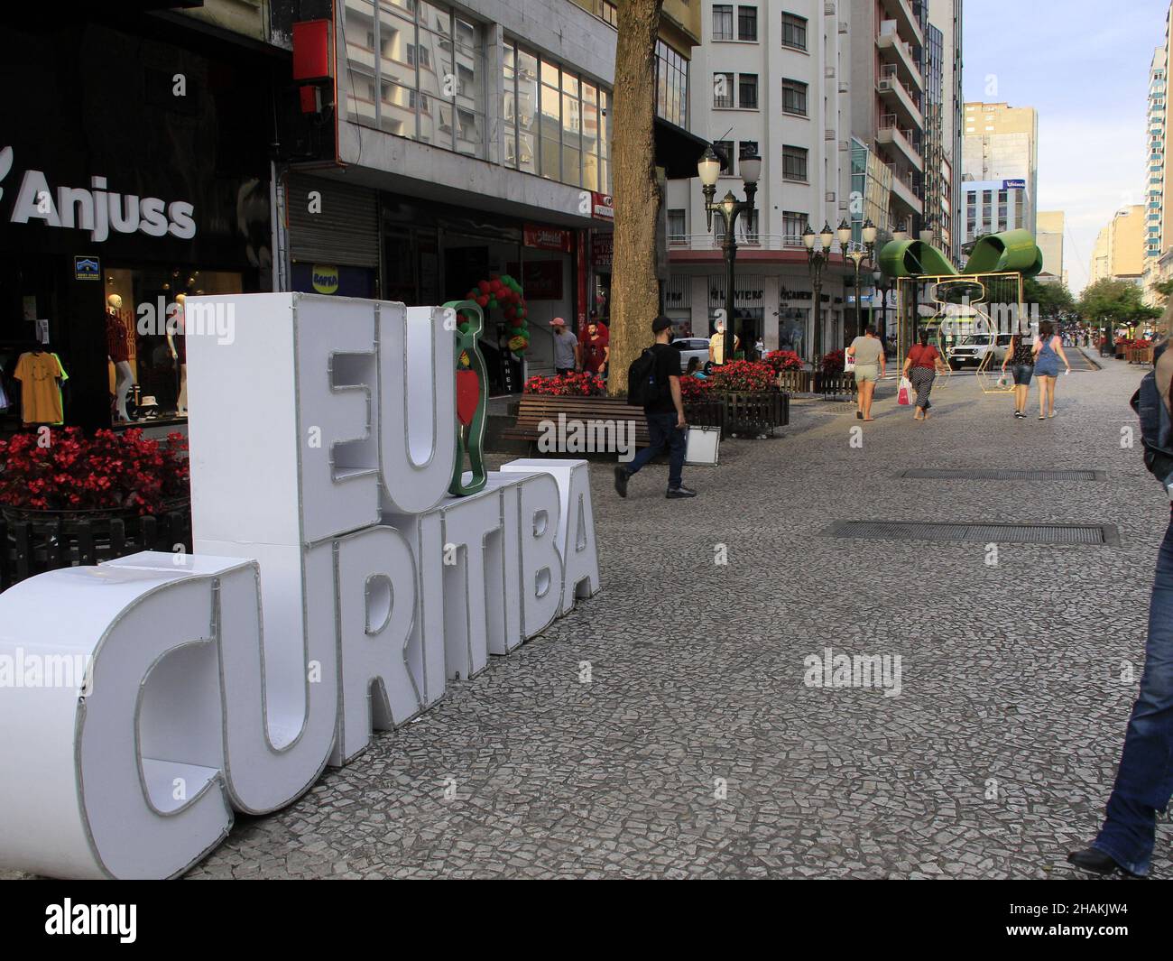 Curitiba, Parana, Brasil. 13th Dec, 2021. (INT) Christmas decoration and pedestrian movement on Calcadao da XV in Curitiba. December 13, 2021, Curitiba, Parana, Brazil: Movement on Calcadao da XV, the first space destined exclusively for pedestrians in one of the most charming streets in Curitiba, Parana, on Monday (13th). With Christmas close, the place received a special decoration. (Credit Image: © Edson De Souza/TheNEWS2 via ZUMA Press Wire) Stock Photo