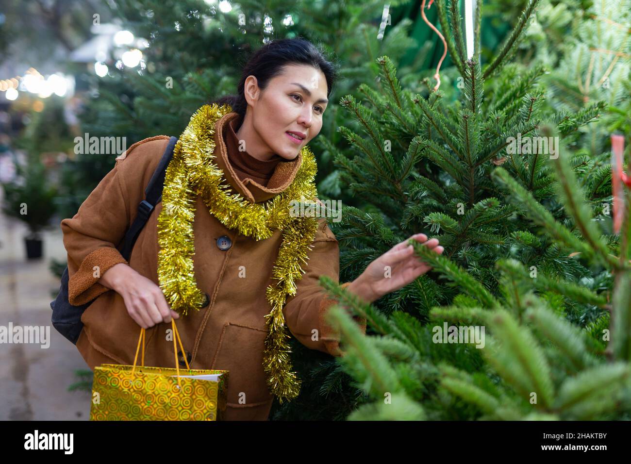 Asian woman christmas fair hi-res stock photography and images - Alamy