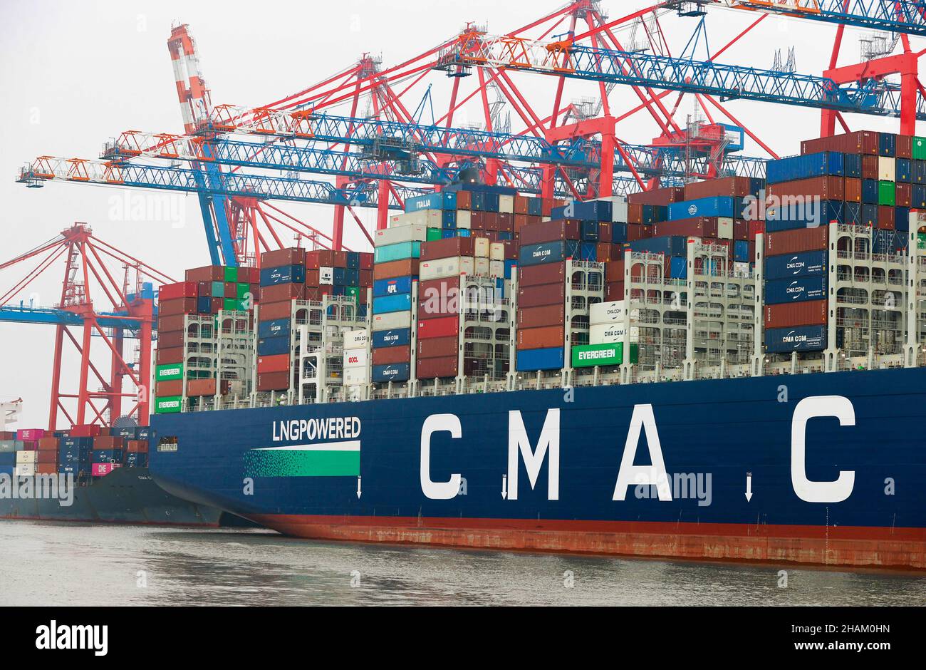 hamburg-germany-09th-dec-2021-the-container-ship-cma-cgm-sorbonne