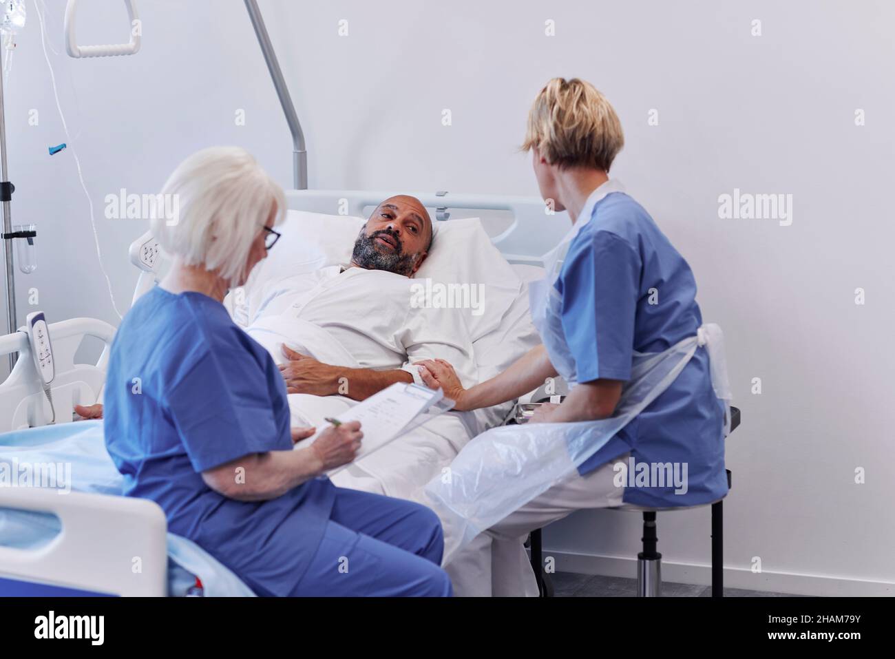 Old man hospital bed doctor hi-res stock photography and images - Alamy