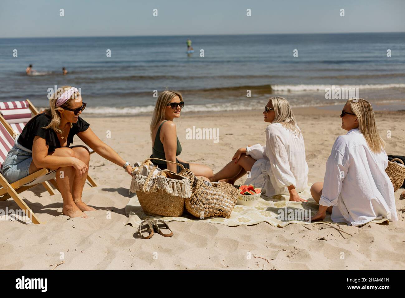 Four women on beach hi-res stock photography and images - Alamy