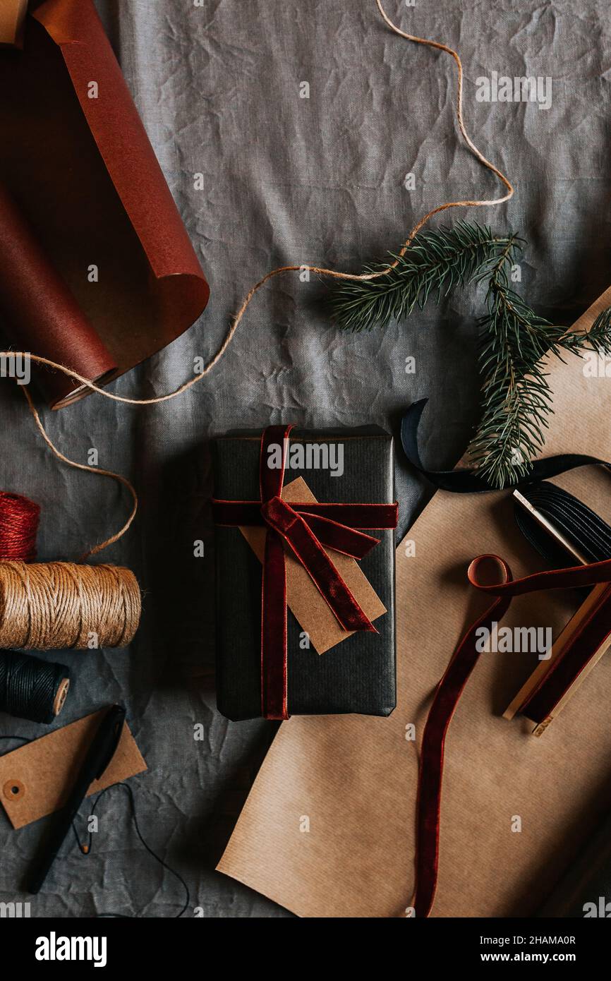 Present string wrapping hi-res stock photography and images - Alamy