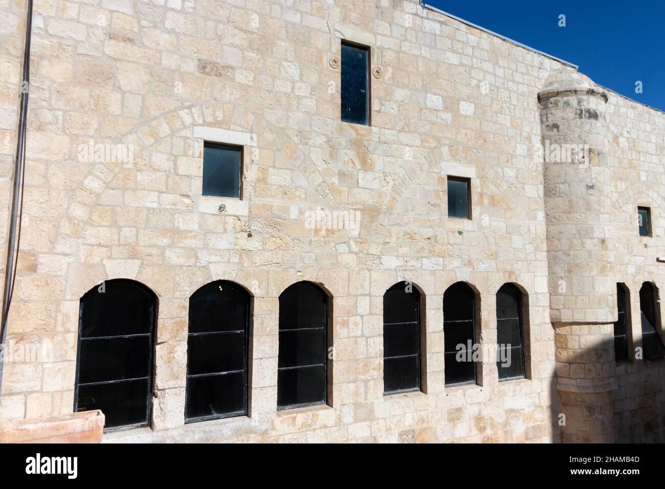 23-11-2021. jerusalem-israel. Exterior view of the building of the four ancient synagogues in the Jewish Quarter of Jerusalem, named after Rabbi Yocha Stock Photo