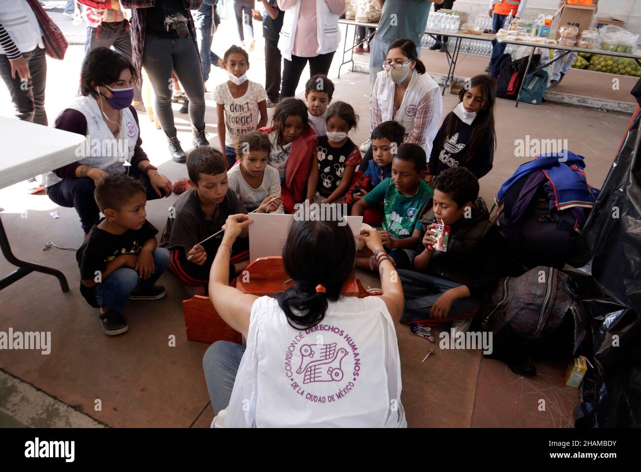 Non Exclusive: MEXICO CITY, MEXICO - DECEMBER 13, 2021: Children of migrants  take a class, during their stay at Casa del Peregrino San Juan Diego whi Stock Photo