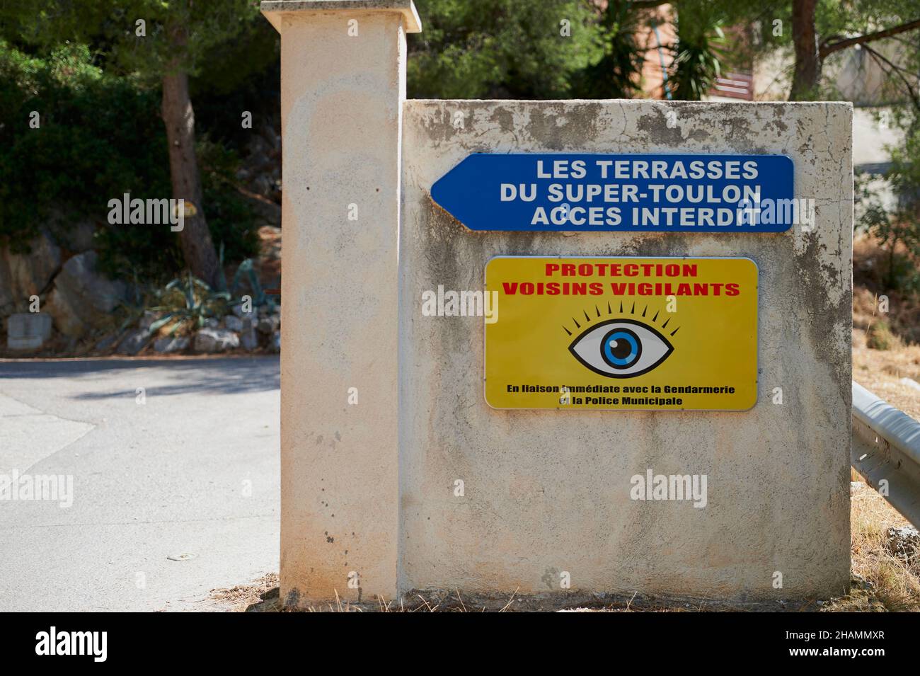 “No entry” sign at the entrance to the district of Les terrasses de Super-Toulon, on the slopes of the mountain “Mont Faron” and “Neighborhood watch” Stock Photo