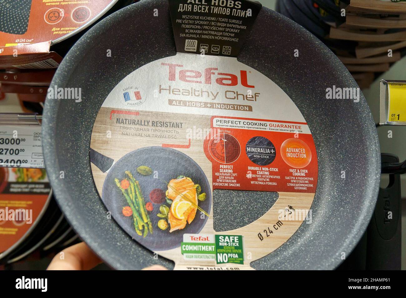 https://c8.alamy.com/comp/2HAMP61/tyumen-russia-december-02-2021-tefal-frying-pan-display-in-a-large-hypermarket-sale-of-kitchen-utensils-2HAMP61.jpg
