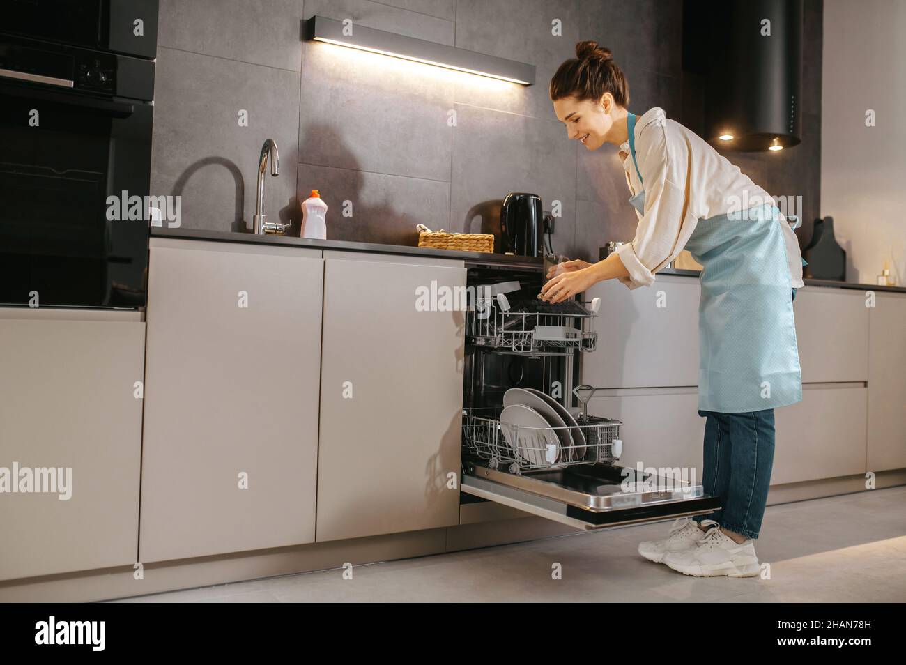 Woman supplies in kitchen hi-res stock photography and images - Alamy