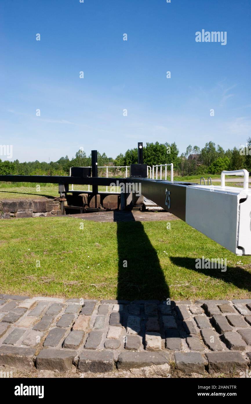 Lock 25 at Maryhill, Glasgow on the Forth and Clyde Canal, Scotland Stock Photo