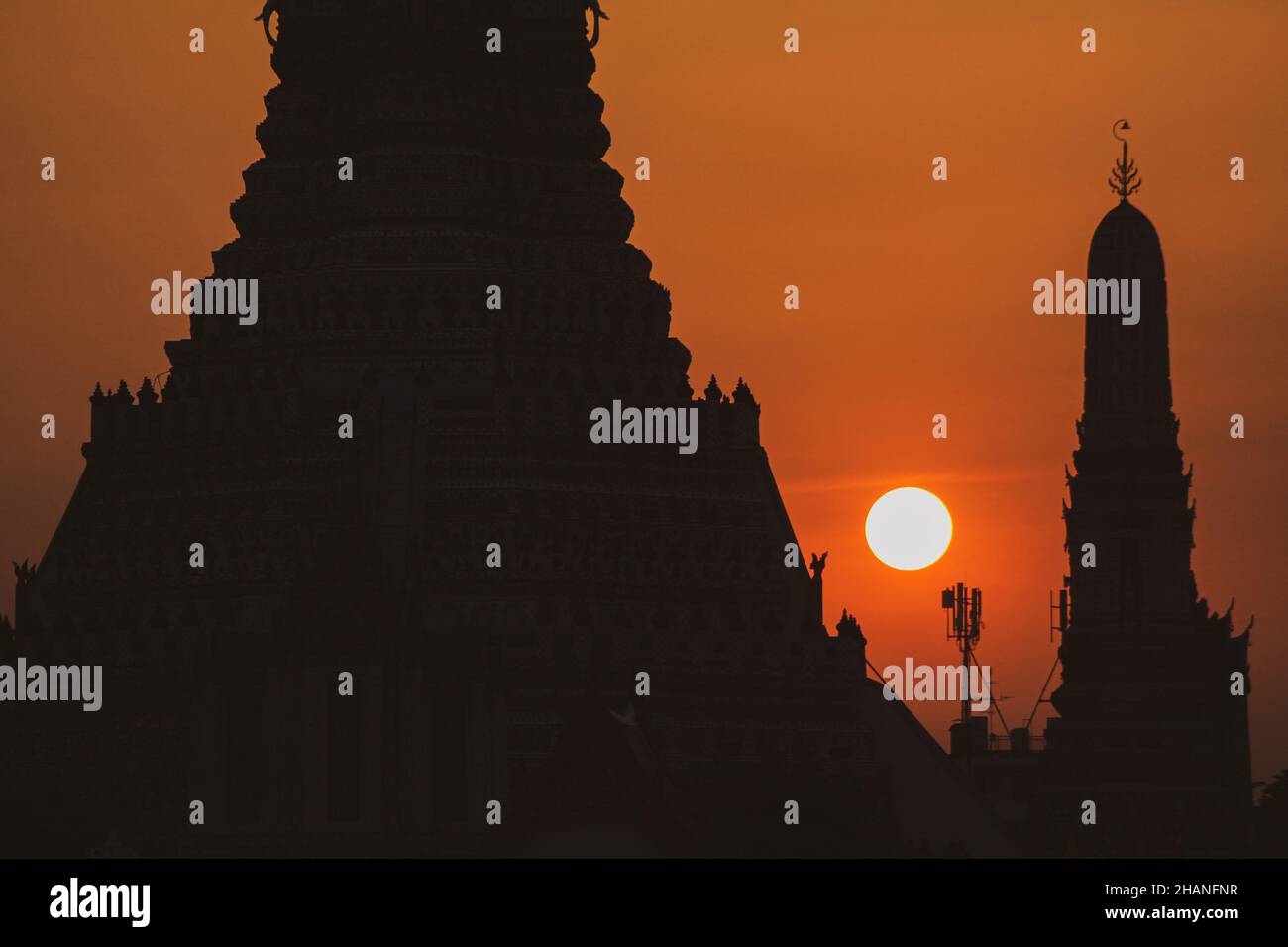 Wat Arun Temple at sunset in Bangkok, Thailand Stock Photo - Alamy