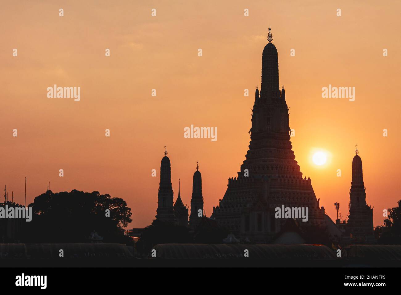 Wat Arun Temple at sunset in Bangkok, Thailand Stock Photo - Alamy