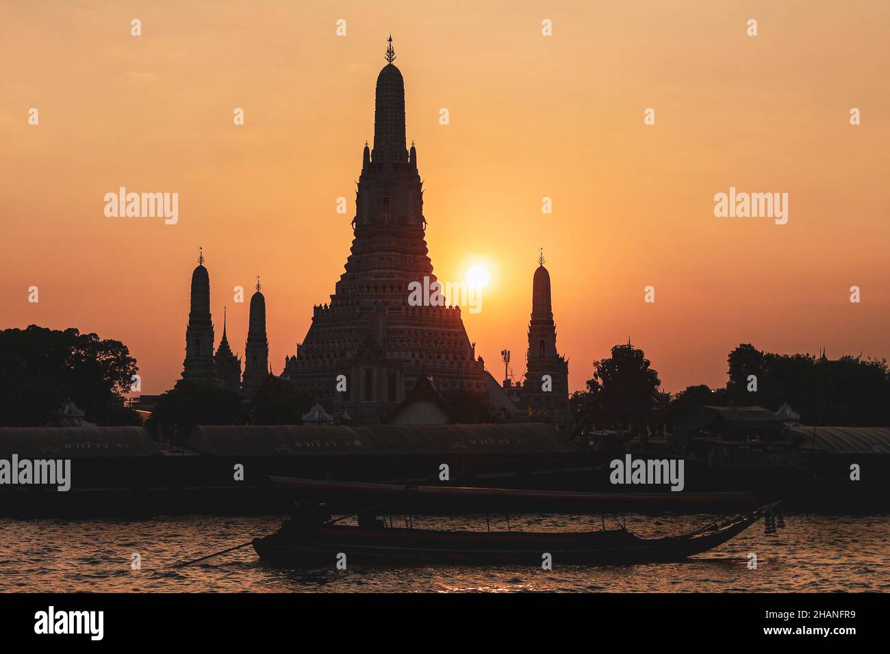 Wat Arun Temple at sunset in Bangkok, Thailand Stock Photo - Alamy