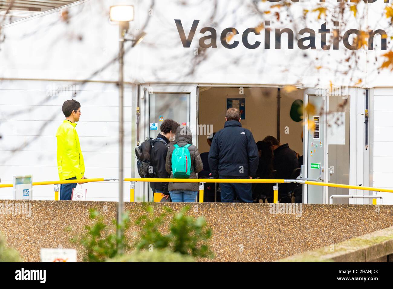 London, UK. 14th Dec, 2021. queues for Covid booster vaccine at St Thomas' hospital Westminster London Credit: Ian Davidson/Alamy Live News Stock Photo