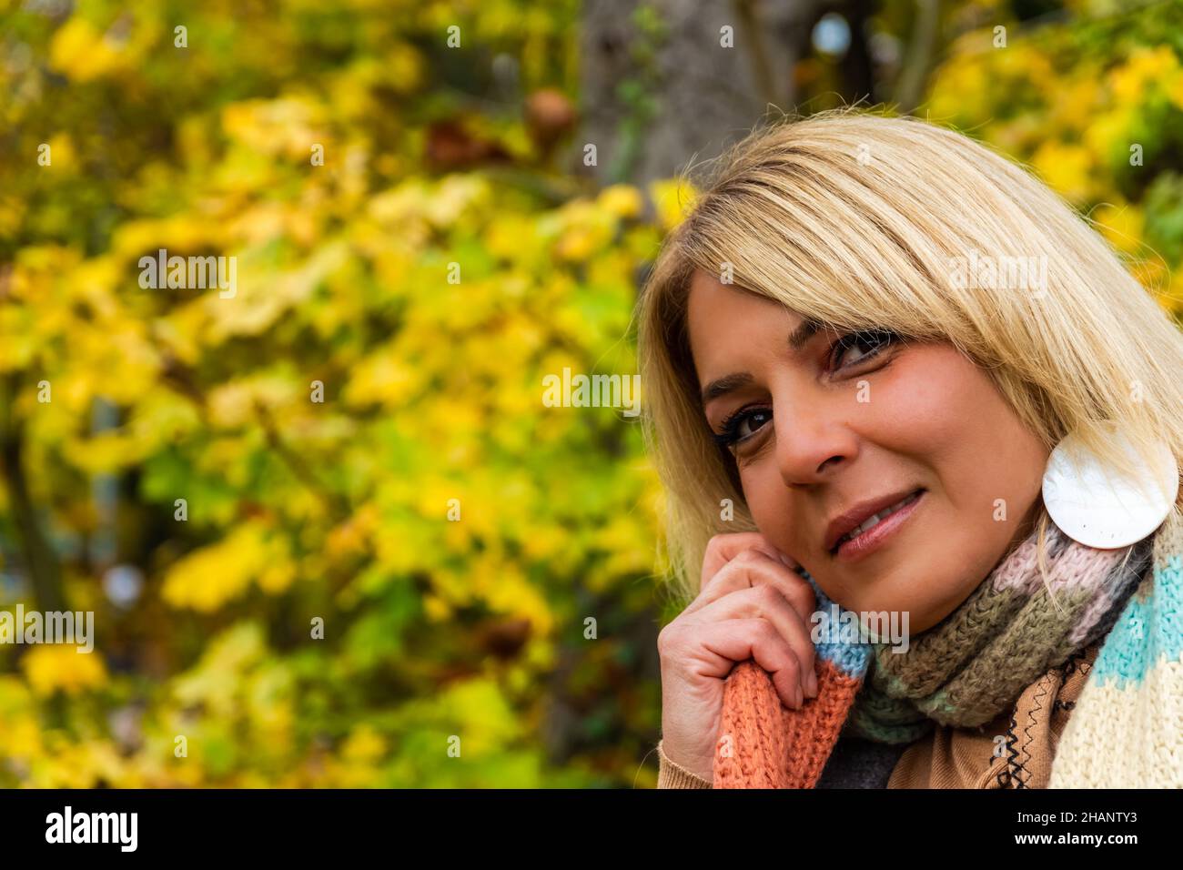 Woman posing for photo hi-res stock photography and images - Alamy