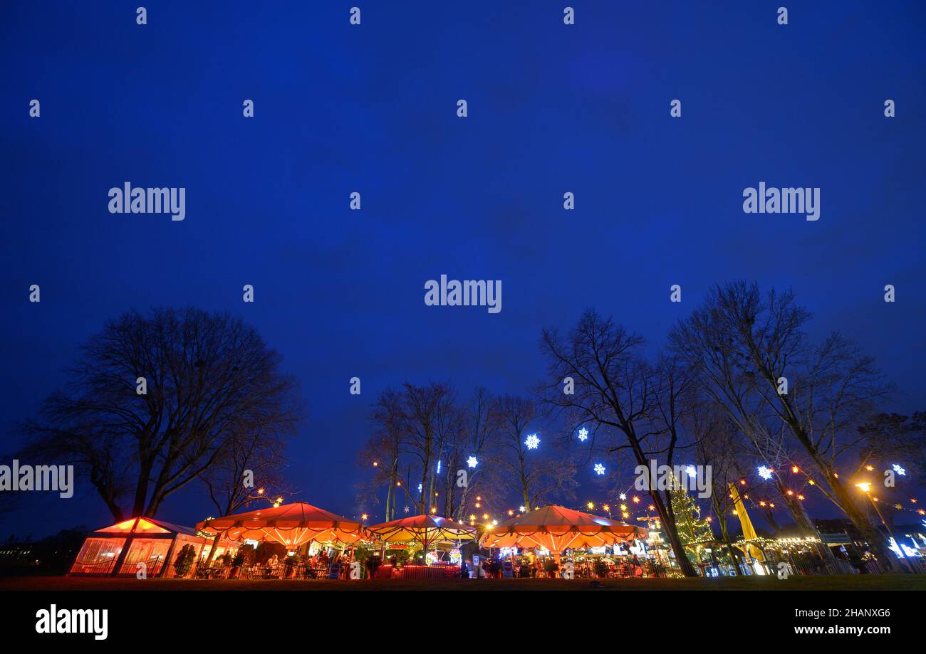 Dresden, Germany. 14th Dec, 2021. The 'Fährgarten' beer garden in the Johannstadt district is open in the evening and is decorated and illuminated for Christmas. Credit: Robert Michael/dpa-Zentralbild/dpa/Alamy Live News Stock Photo