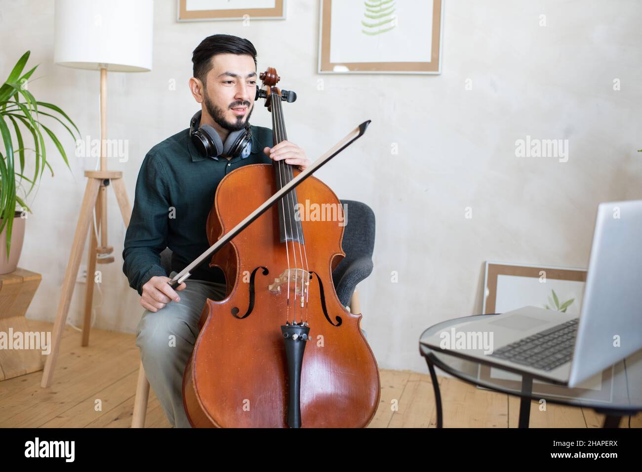Play cello hires stock photography and images Alamy