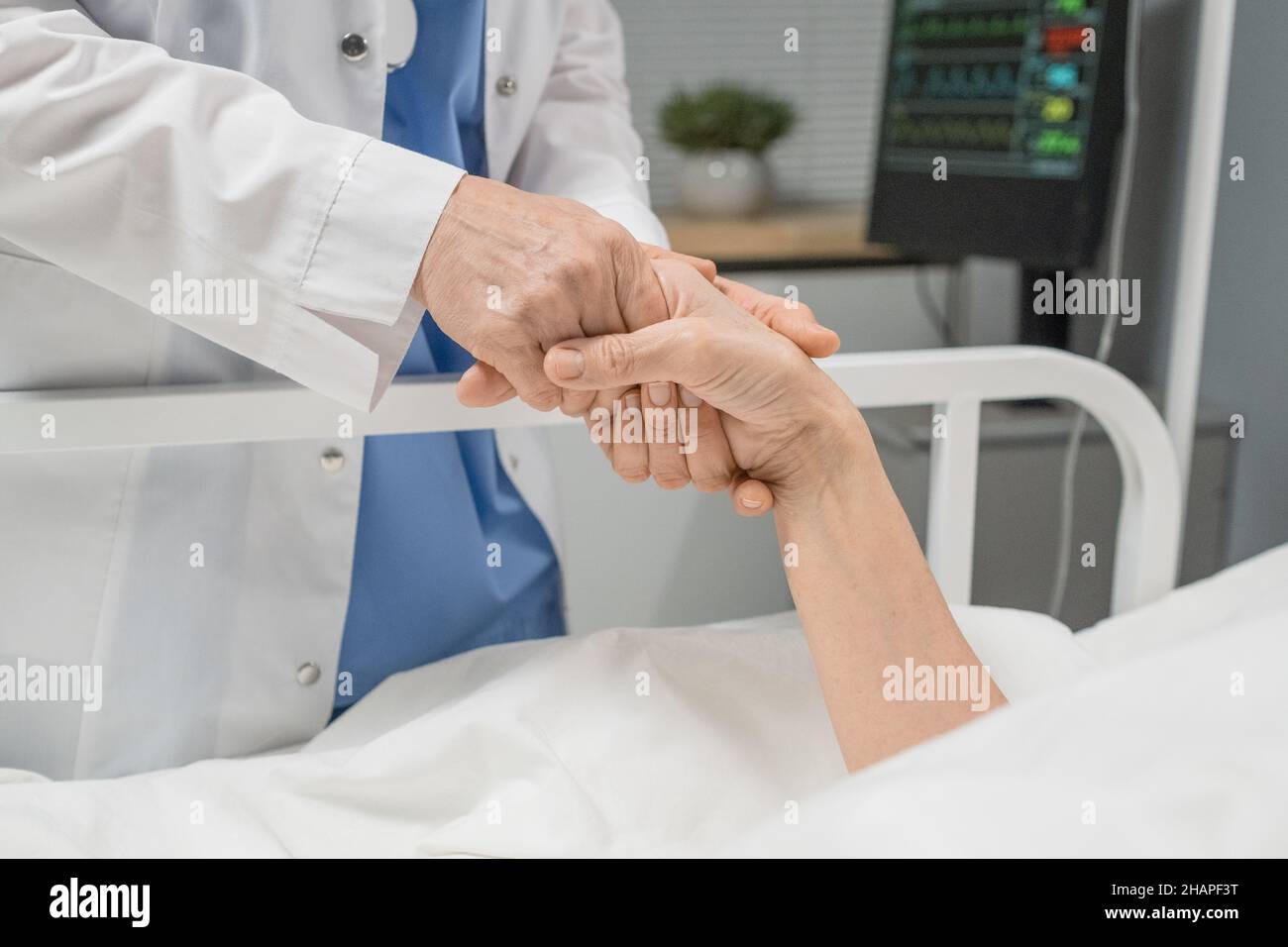 Doctor patient hospital bed hi-res stock photography and images - Alamy