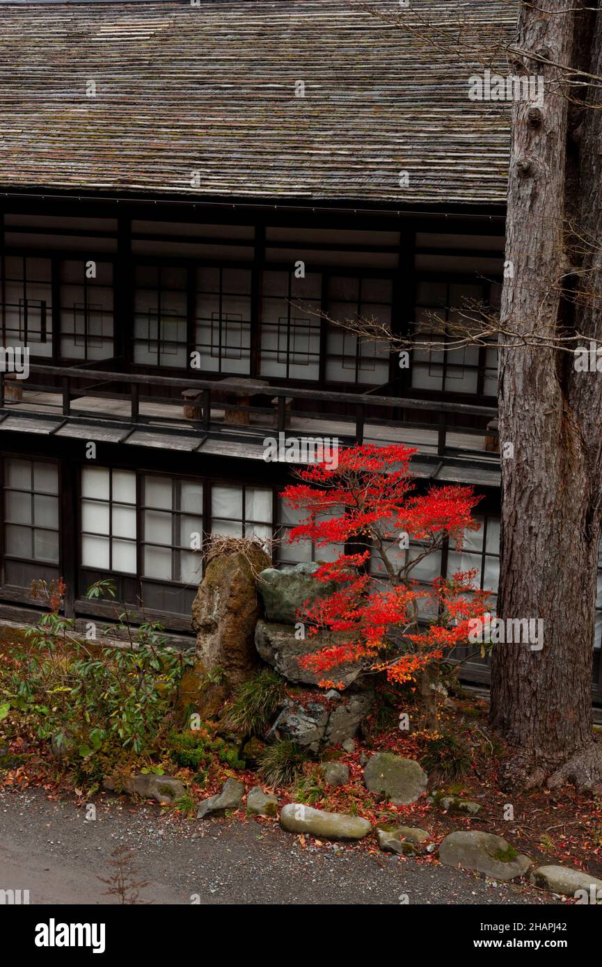 The traditional buildings and garden at the Chojukan ryokan are lovely in the autumn. Hoshi Onsen, Gunma, Japan Stock Photo